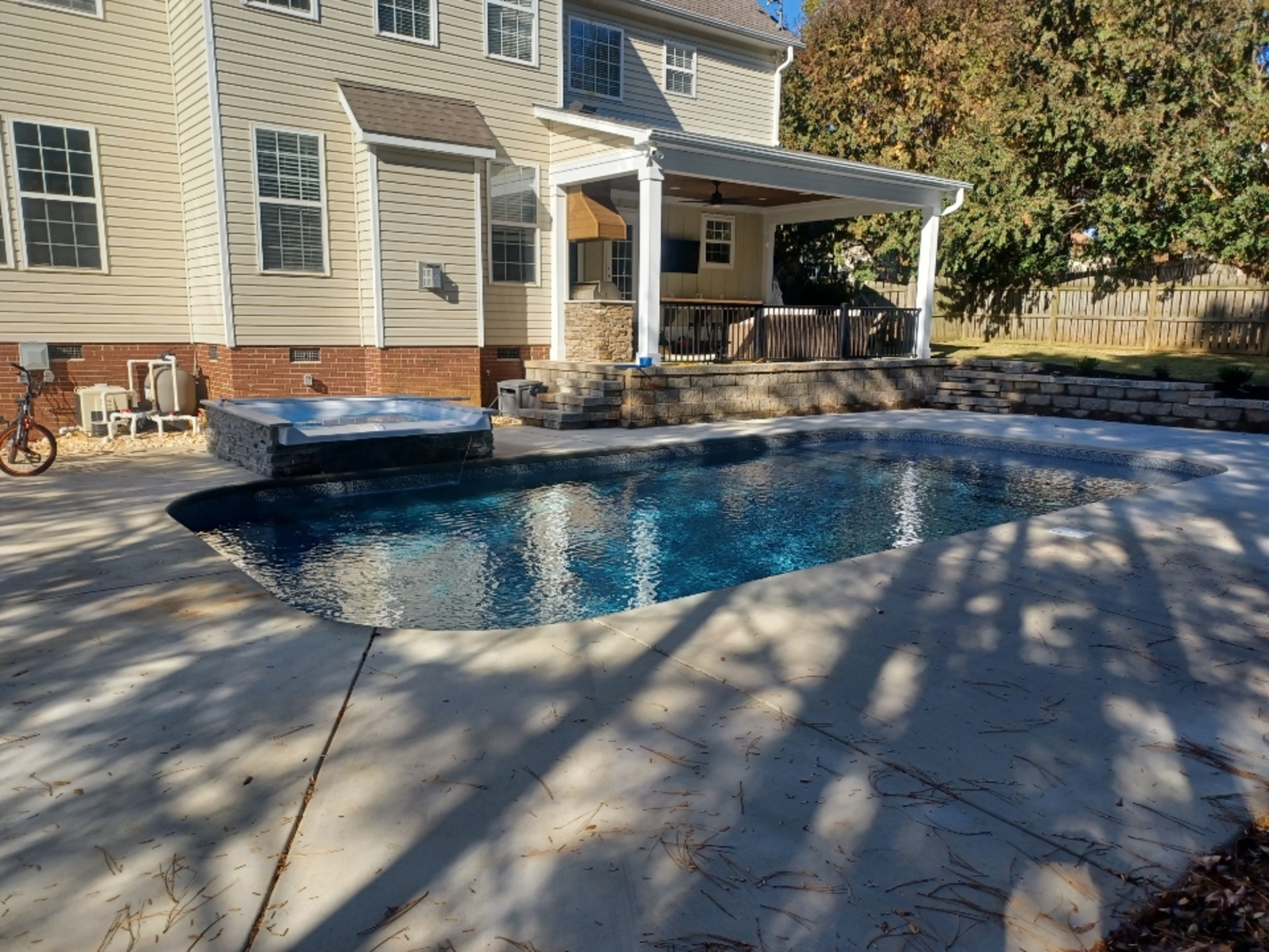Pool with jacuzzi