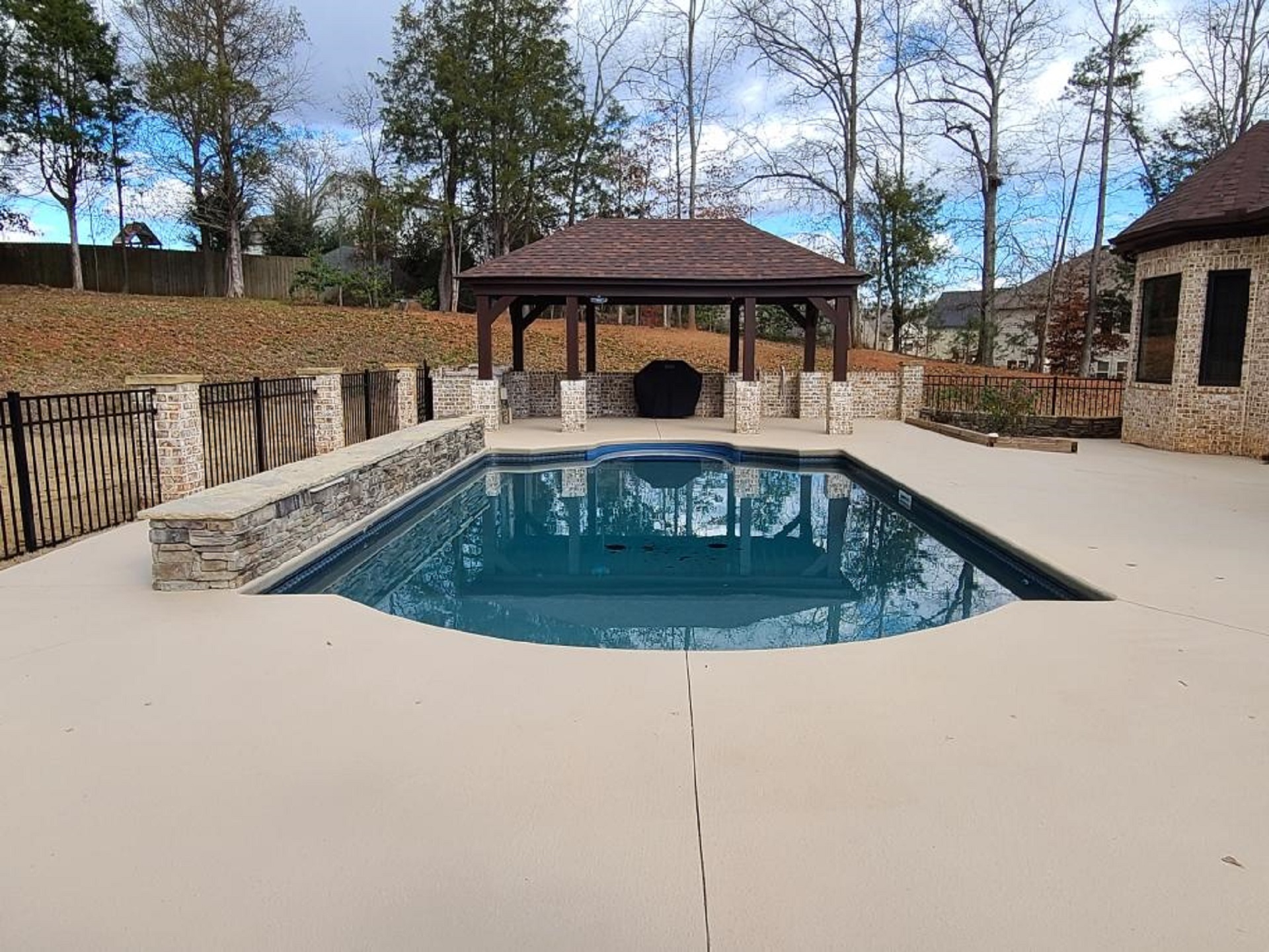 Pool with wall and roman end