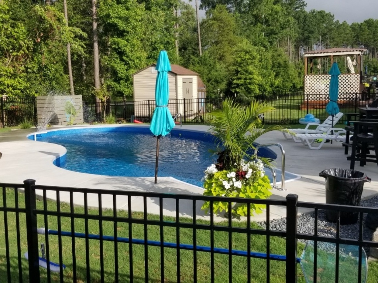 18' x 36' kidney shaped pool with fencing